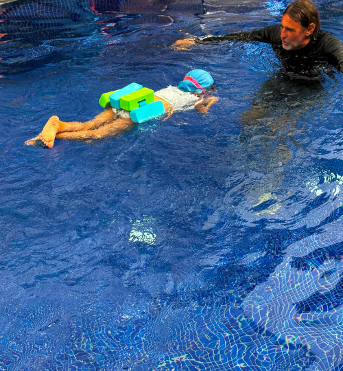 חוג שחיית ילדים